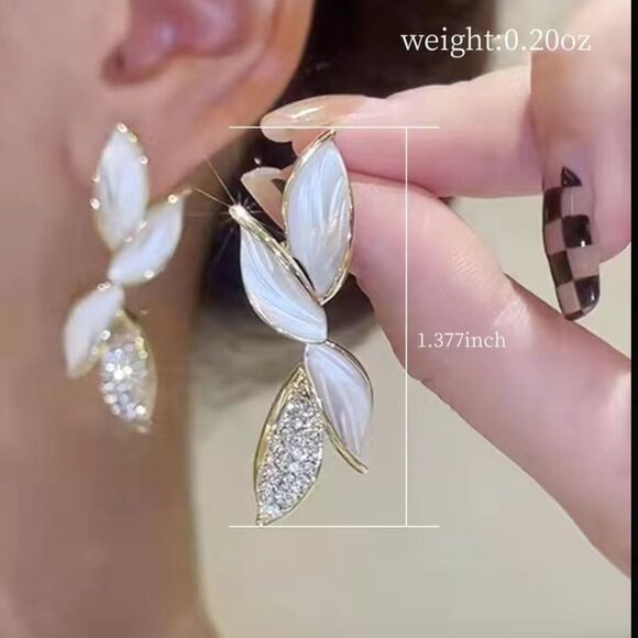 💖Beautiful Acrylic Ivory Swirl & Gold Sparkling Drop Post back Earrings💖 - Picture 8 of 8